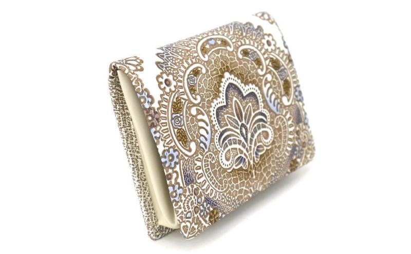 【ふるさと納税】【文庫屋大関】箱まち小銭入れ アンティークレース〈ビオラ〉【皮革工芸品】 革製品 工芸品 民芸品 牛革 財布 小銭入れ 小物入れ お祝い ギフト プレゼント 墨田区 東京都　お届け：発送可能時期より順次配送 サムネイル3