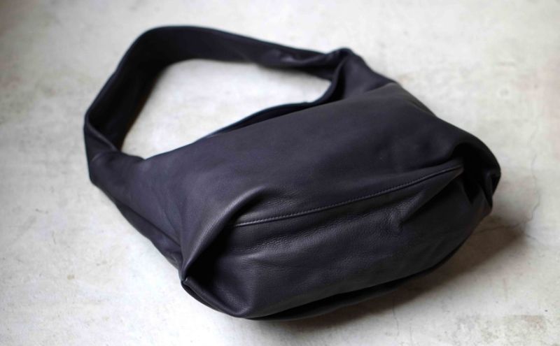 【ふるさと納税】シルキータッチしっとりレザー 軽く柔らかい袋タイプ・LUA(LA001)＃墨黒 A4対応 バッグ 牛革 レザー 革製品 天然素材 軽量 日本製 ブラック カジュアル 墨田区 東京 サムネイル3