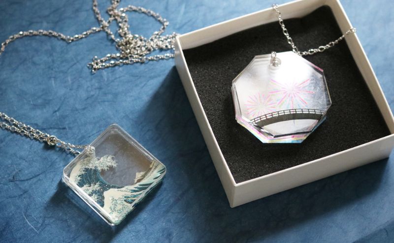 【ふるさと納税】ネックレス 色と文化を重ねて「遊」ぶアクリルレイヤ—ネックレス【遊】 アクセサリー アクリルレイヤーネックレス 葛飾北斎 隅田川花火大会 レイヤー分け 重層的 小道具 墨田区 東京都 サムネイル3