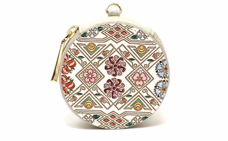 【ふるさと納税】【文庫屋大関】マカロンポーチ 花菱【皮革工芸品】 ポーチ ミニポーチ 小物入れ アクセサリー入れ イヤホン入れ 収納 保管ケース 手のひらサイズ 本革 革 皮革 工芸品 工芸 雑貨 ギフト プレゼント 日本製 東京 サムネイル2