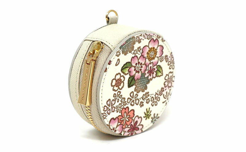 【ふるさと納税】【文庫屋大関】マカロンポーチ かすみ桜【皮革工芸品】 ポーチ ミニポーチ 小物入れ アクセサリー入れ イヤホン入れ 収納 保管ケース 手のひらサイズ 本革 革 皮革 工芸品 工芸 雑貨 ギフト プレゼント 日本製 東京 サムネイル3