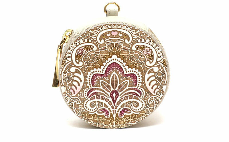 【ふるさと納税】【文庫屋大関】マカロンポーチ アンティークレース＜ピオニー＞【皮革工芸品】 ポーチ ミニポーチ 小物入れ アクセサリー入れ イヤホン入れ 収納 保管ケース 手のひらサイズ 本革 革 皮革 工芸品 工芸 雑貨 ギフト プレゼント 日本製 東京 サムネイル2