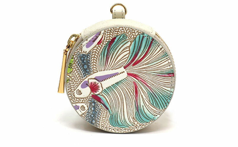 【ふるさと納税】【文庫屋大関】マカロンポーチ ラビリンスフィッシュ＜グリーン＞【皮革工芸品】 ポーチ ミニポーチ 小物入れ アクセサリー入れ イヤホン入れ 収納 保管ケース 手のひらサイズ 本革 革 皮革 工芸品 工芸 雑貨 ギフト プレゼント 日本製 東京 サムネイル2