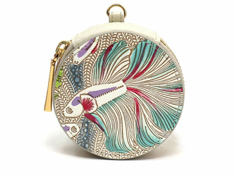 【文庫屋大関】マカロンポーチ ラビリンスフィッシュ＜グリーン＞【皮革工芸品】 ポーチ ミニポーチ 小物入れ アクセサリー入れ イヤホン入れ 収納 保管ケース 手のひらサイズ 本革 革 皮革 工芸品 工芸 雑貨 ギフト プレゼント 日本製 東京