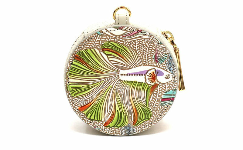 【ふるさと納税】【文庫屋大関】マカロンポーチ ラビリンスフィッシュ＜グリーン＞【皮革工芸品】 ポーチ ミニポーチ 小物入れ アクセサリー入れ イヤホン入れ 収納 保管ケース 手のひらサイズ 本革 革 皮革 工芸品 工芸 雑貨 ギフト プレゼント 日本製 東京 サムネイル3