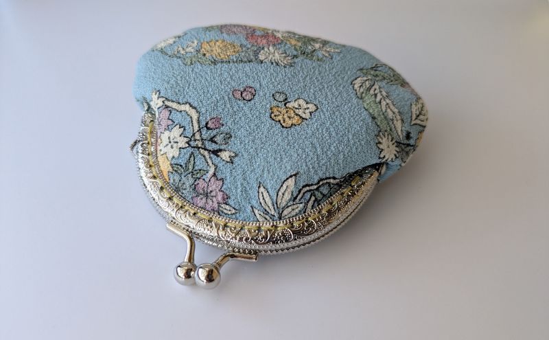 【ふるさと納税】財布 《和裁士手縫い》正絹小紋のがま口財布（小） 小銭入れ 小物入れ 小紋柄 着物生地 小ぶり がま口 木綿の無地 ビンテージ着物 手縫い 一点もの アップサイクル 大田区 東京都 サムネイル3