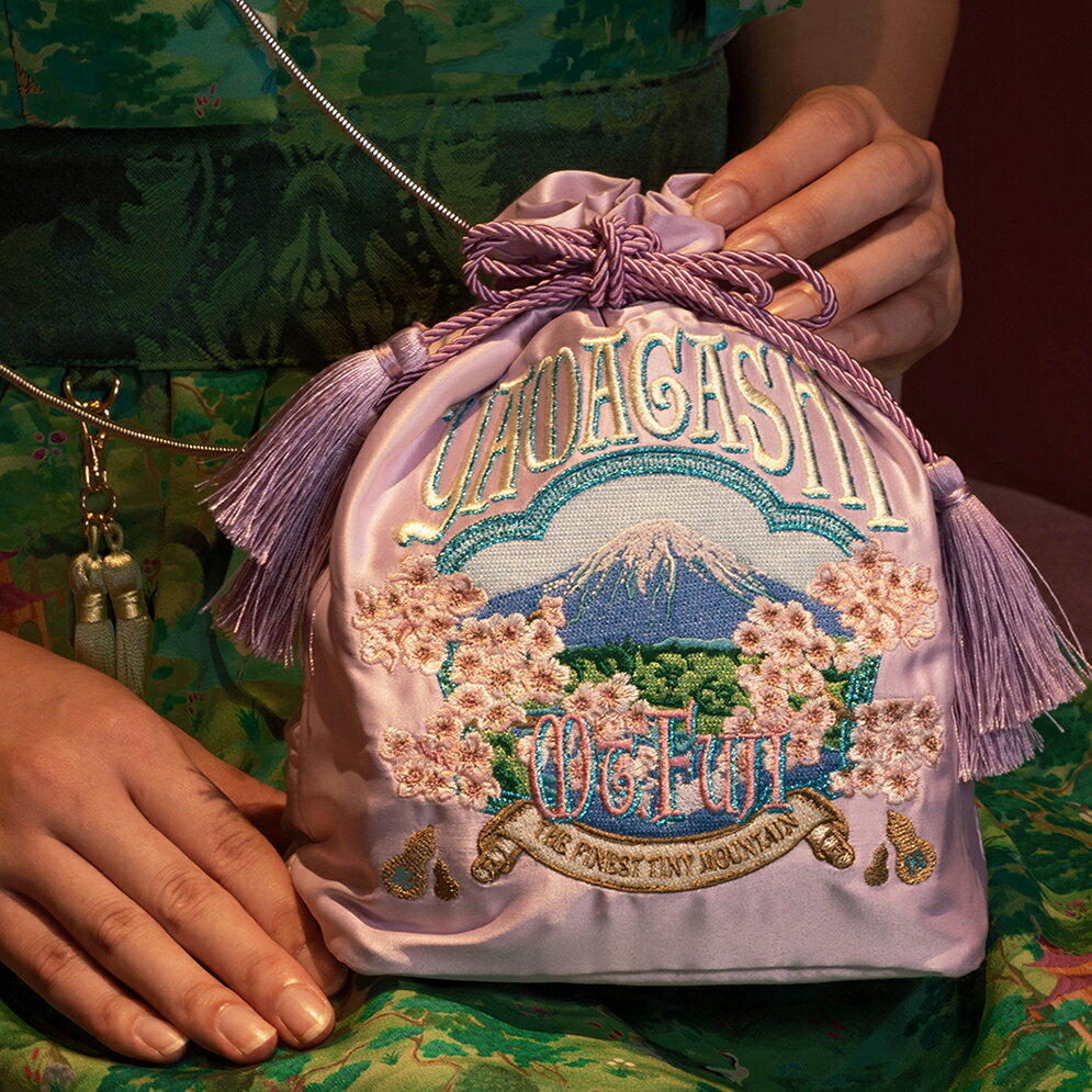【ふるさと納税】YAMAGASHI 巾着バッグ 東京都 渋谷区 巾着 バッグ 富士山 藤色 刺繍 ポーチ 2way 日用品 お出かけ 送料無料 サムネイル3