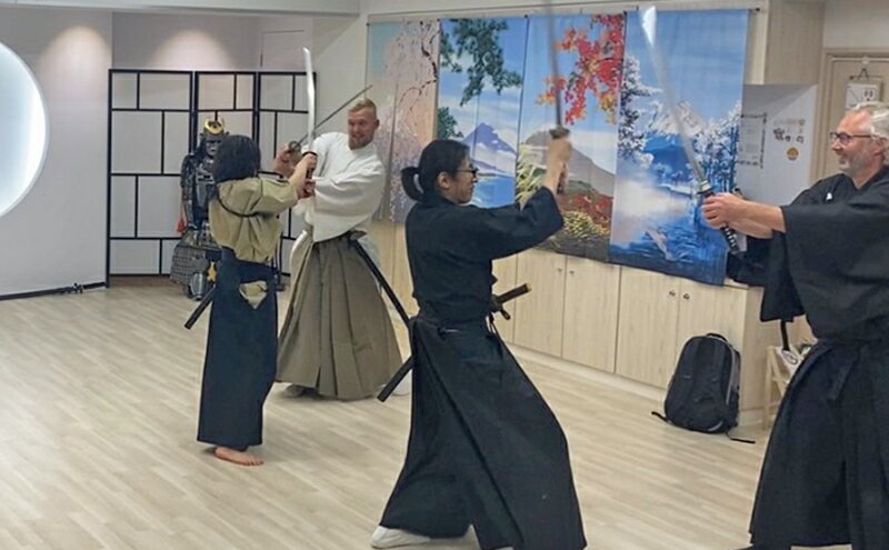 【ふるさと納税】侍体験 プライベートレッスンで侍の動きと殺陣を体験 殺陣コース 4名様 東京 巣鴨 侍 殺陣体験 殺陣 体験チケット 体験 チケット クーポン レッスン 教室 プライベートレッスン 東京都 豊島区 サムネイル3