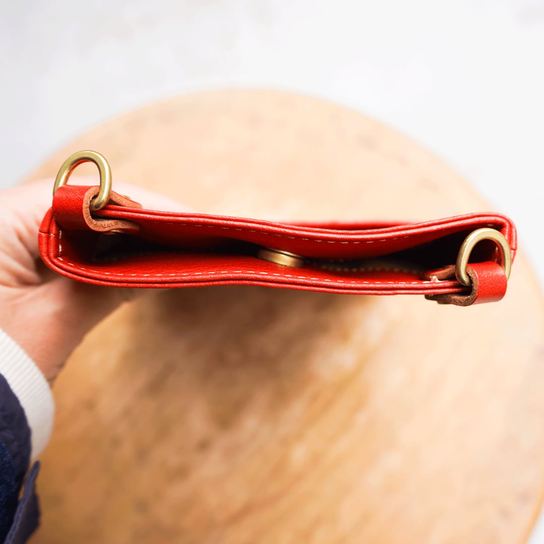 【ふるさと納税】スマホショルダー タン色 牛革 (栃木レザー) minca｜ちょっと持っていきたい時にちょうど良いサイズのミニショルダーバッグ。携帯電話とあとミニ財布。[0343] サムネイル2