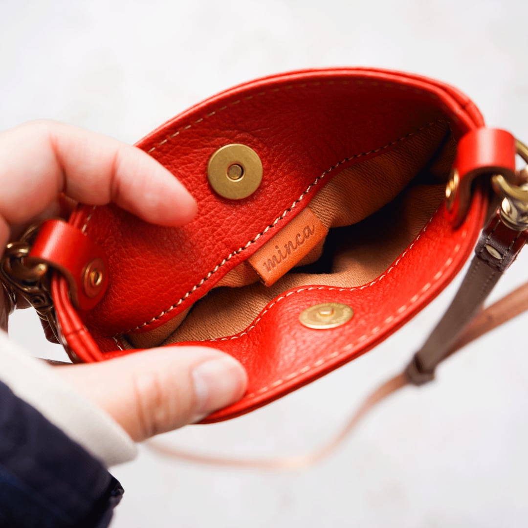 【ふるさと納税】スマホショルダー タン色 牛革 (栃木レザー) minca｜ちょっと持っていきたい時にちょうど良いサイズのミニショルダーバッグ。携帯電話とあとミニ財布。[0343] サムネイル3