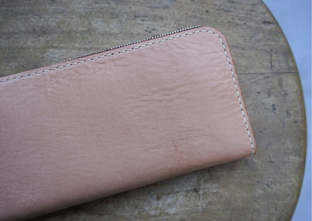 【ふるさと納税】ラウンド ジップ ウォレット 02 タン色 牛革 (栃木レザー) minca｜栃木レザーのラウンドファスナー長財布 シュリンクタイプ ハンドステッチ ソフトな手触り [0344] サムネイル2