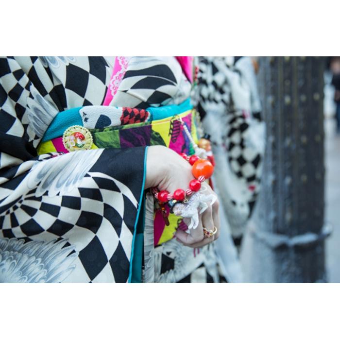 【ふるさと納税】新進気鋭の着物デザイナー・重宗玉緒プレタ着物「鳩柄振袖(黒)」（S・M・Lサイズ） サムネイル2