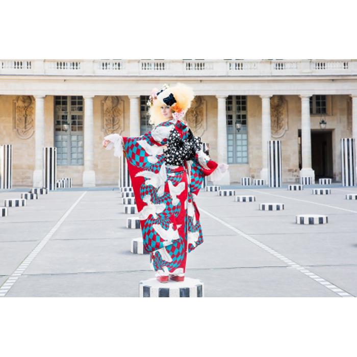 【ふるさと納税】新進気鋭の着物デザイナー・重宗玉緒プレタ着物「鳩柄振袖(赤×青緑)」（S・M・Lサイズ） サムネイル2