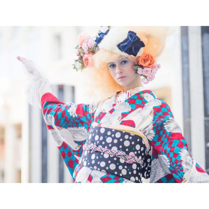 【ふるさと納税】新進気鋭の着物デザイナー・重宗玉緒プレタ着物「鳩柄振袖(赤×青緑)」（S・M・Lサイズ） サムネイル3