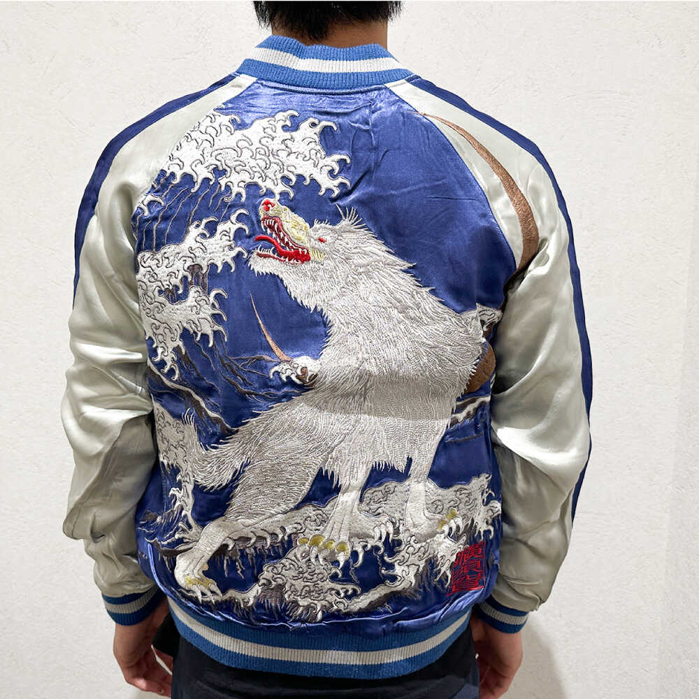 【ふるさと納税】【選べるサイズ】スカジャン 波に白狼 服 ジャケット じゃけっと スカジャン すかじゃん おしゃれ かっこいい 白狼 狼 オオカミ 波 ヴィンテージ 刺繍 神奈川県 横須賀市 神奈川 横須賀【有限会社エムシーハウス】[AKAP012] サムネイル3