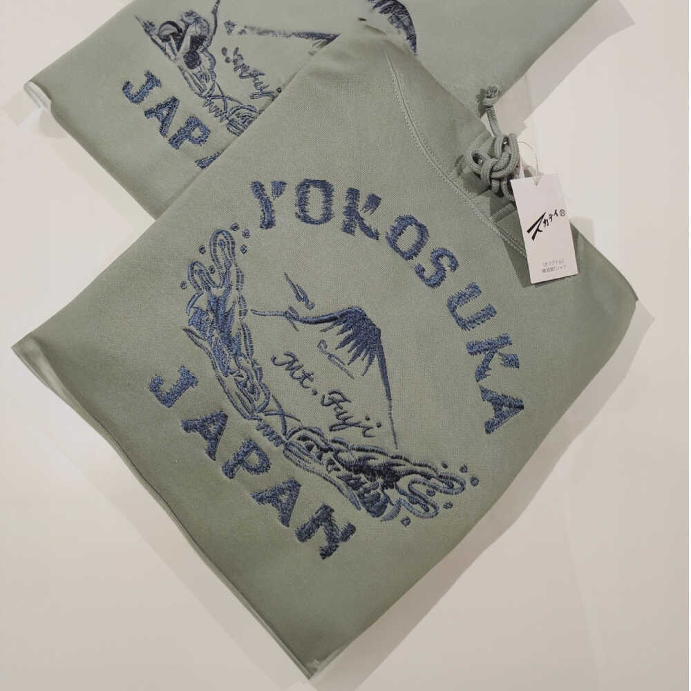 【ふるさと納税】【選べるサイズ】横須賀×富士山刺繍プルオーバーパーカー【有限会社エムシーハウス】[AKAP021] サムネイル2