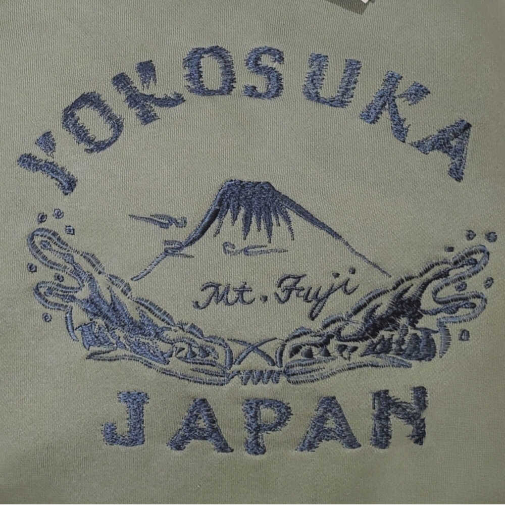 【ふるさと納税】【選べるサイズ】横須賀×富士山刺繍プルオーバーパーカー【有限会社エムシーハウス】[AKAP021] サムネイル3