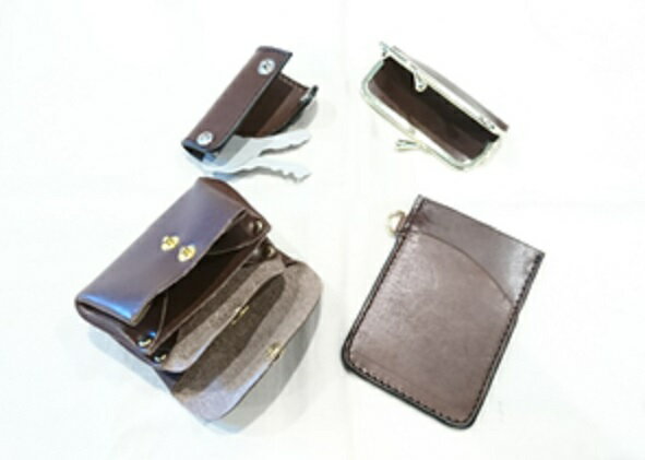 【ふるさと納税】 本革 小物 4点セット ブラウン ( もこもこコインケース・印鑑ケース・スルーパスケース・ミニキーケース ) 牛革 栃木レザー 財布 サイフ さいふ saifu 手縫い ハンドメイド 革専門店 手作り SNAKER-handicraft 神奈川 湘南 藤沢 サムネイル2