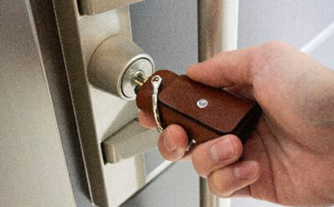 【ふるさと納税】 キーケース スリム ミニ 牛革 選べる カラー折革 コンパクト 鍵入れ 鍵 キー Key 事務用品 事務製品 本革 皮製品 職人 本革製品 革製品 素材 折り革 革 皮 レザー 雑貨 ファッション 工芸品 日用品 手作 REVEL湘南革製品工房 学生 社会人 神奈川 湘南 藤沢 サムネイル2