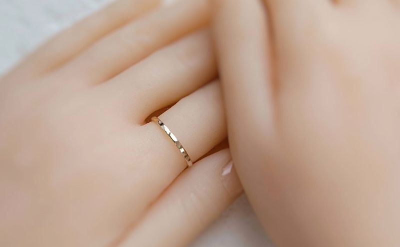 【ふるさと納税】 アクセサリー K14GF 槌目リング 2ミリ幅 選べるサイズ 指輪 アクセサリー ジュエリー K14 ゴールドフィルド リング レディース メンズ ペア シンプル 一点もの 華奢リング ピンキーリング ペアリング かわいい 10000円 FABBRICA OSAWA 神奈川 湘南 藤沢 サムネイル3