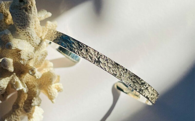 【ふるさと納税】 Moon Surface Bangle レディース Mサイズ バングル ブレスレッド おしゃれ デザイン アクセサリー レディース 藤沢市 神奈川県 サムネイル3