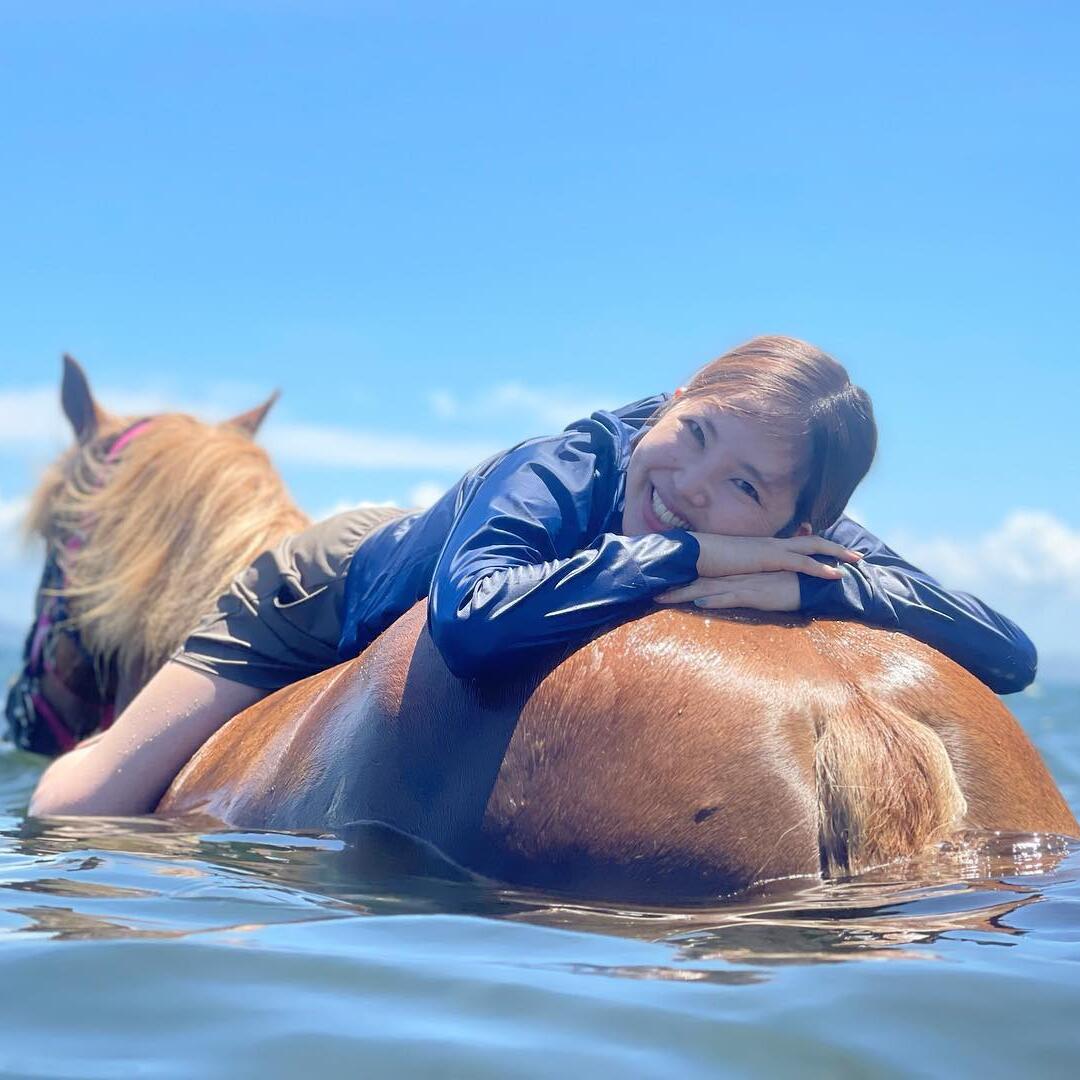 【ふるさと納税】 乗るだけの乗馬から、馬と一緒に楽しむ乗馬へ 三浦の海で馬と一緒に海水浴〜海馬：うみうま90分〜 サムネイル2