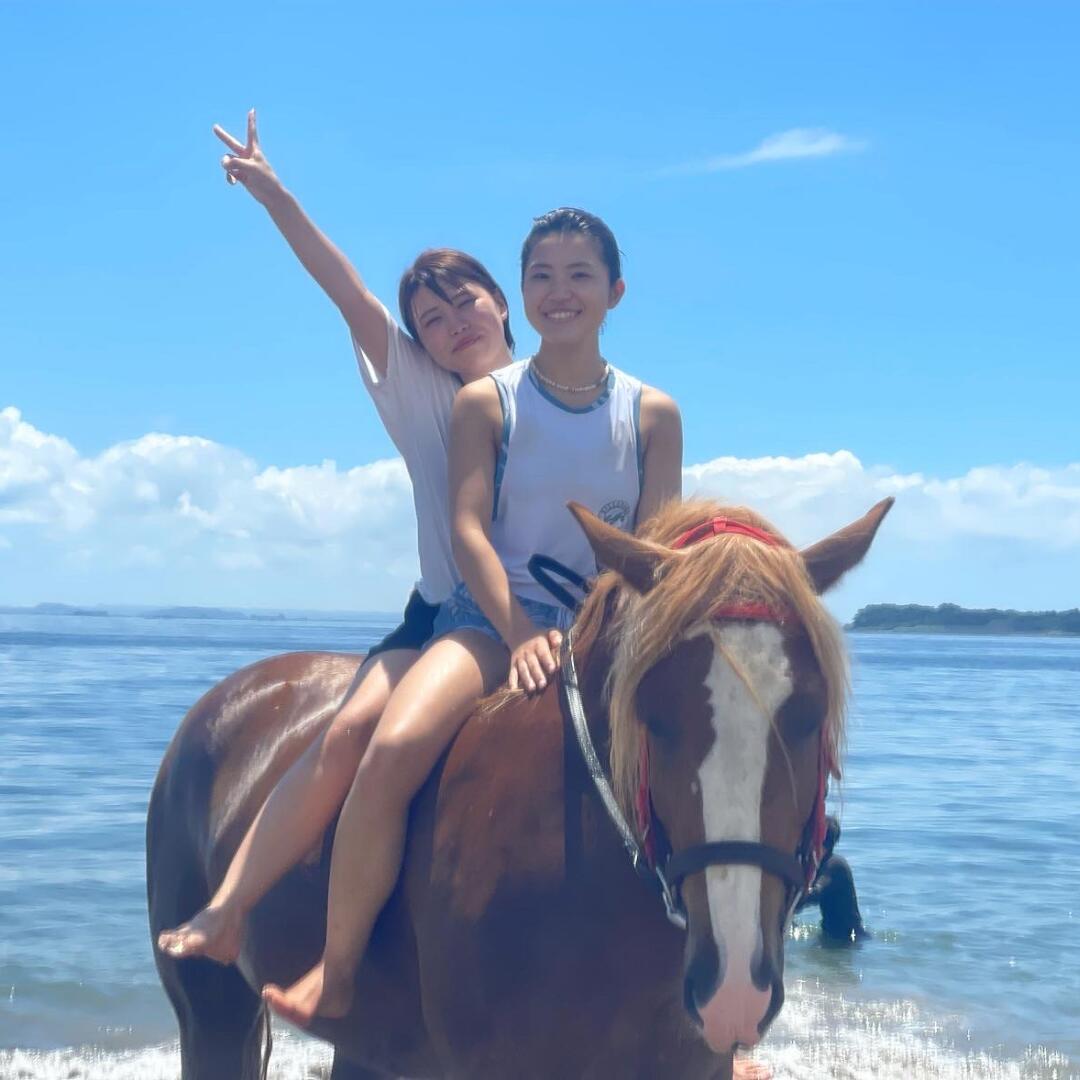 【ふるさと納税】 乗るだけの乗馬から、馬と一緒に楽しむ乗馬へ 三浦の海で馬と一緒に海水浴〜海馬：うみうま90分〜 サムネイル3