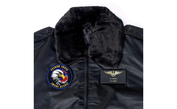 【ふるさと納税】海上自衛隊 簡易ジャンパー 3空 厚木基地仕様 ファッション 男性 メンズ アウター 上着 キルティング 保温性 襟取り外し可 ワッペン ベルクロ 第3航空隊現行ワッペン サムネイル3