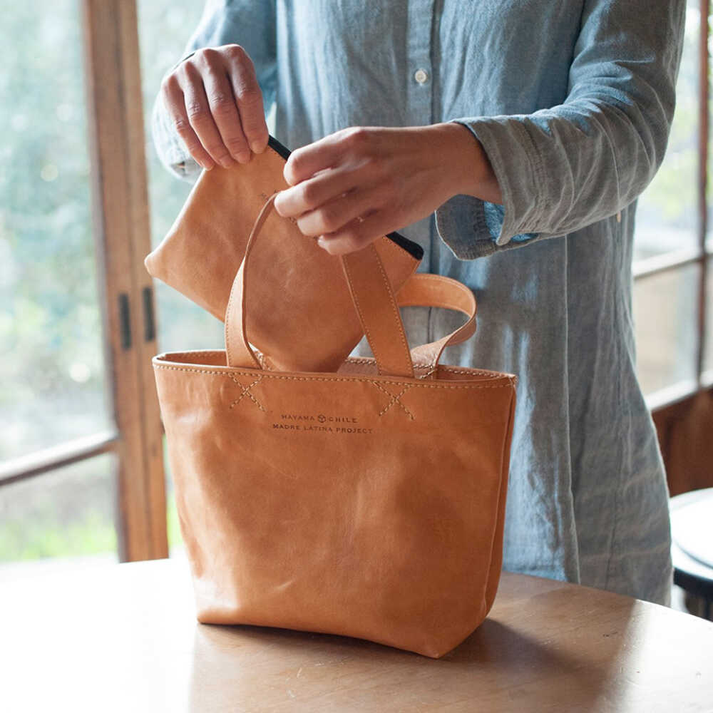 【ふるさと納税】羊革のトートバッグS（ぬめ革・ベージュ）　MADRE LATINA PROJECT ／ カバン トートバッグ 普段使い 革 皮 鞄 レザー フェアトレード【(特非)葉山っ子すくすくパラダイス】[ASAT007] サムネイル3