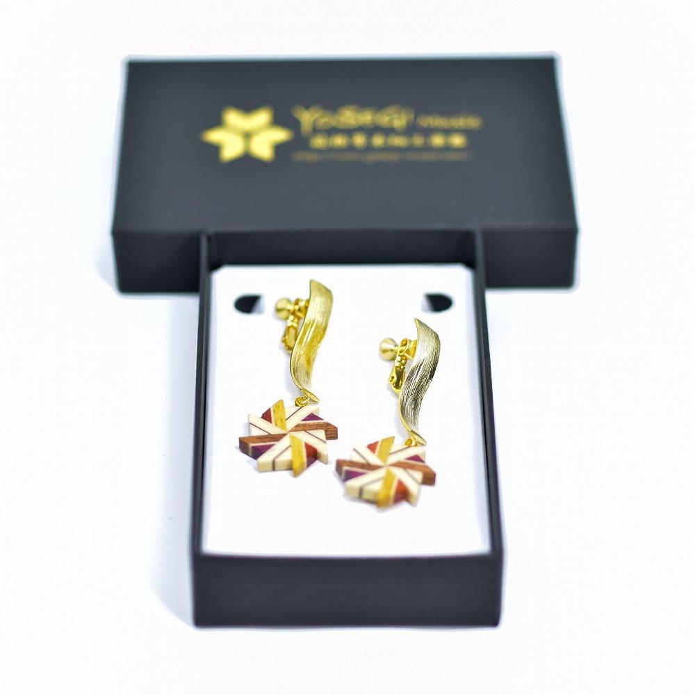 【ふるさと納税】箱根寄木細工　ウェーブイ・イヤリング　風車 | 工芸品 装飾品 民芸品 木工品 寄木細工 クラフト 木製 イヤリング 風車 天然素材 デザイン 伝統工芸 人気 おすすめ ギフト 伝統 日本製 観光 お土産 送料無料 神奈川 箱根 サムネイル2