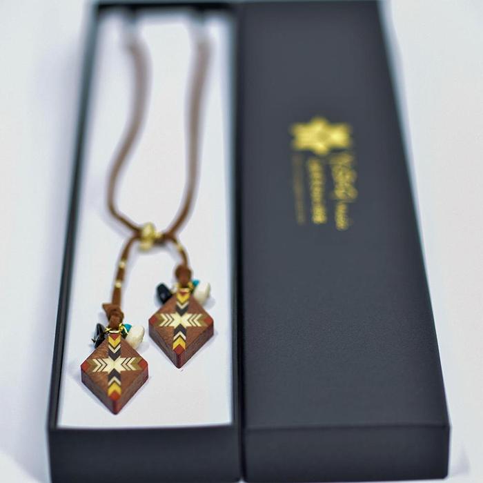 【ふるさと納税】箱根寄木細工　ダイヤ型ビーガン・レザー・ネックレス | 工芸品 装飾品 民芸品 木工品 寄木細工 クラフト 木製 ネックレス レザー レザーネックレス 天然素材 デザイン 伝統工芸 人気 おすすめ ギフト 伝統 日本製 観光 お土産 送料無料 神奈川 箱根 サムネイル3