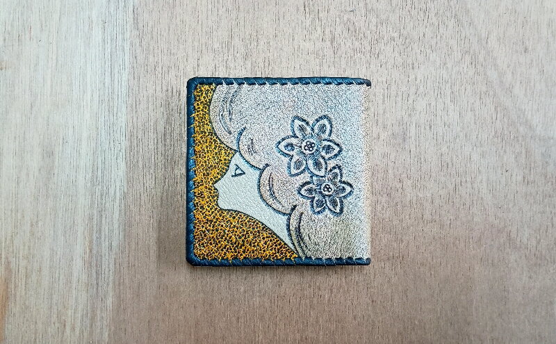 【ふるさと納税】☆世界にたった一つ☆　女性と蝶の二つ折り財布　☆イエロー☆ 財布 お財布 二つ折り サムネイル3