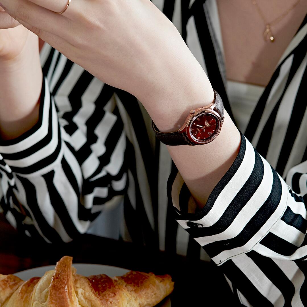 【ふるさと納税】【CITIZEN】 クロスシー EE1002-01W シチズン 腕時計 レディース 防水 光発電 4年 日中米欧電波受信 スーパーチタニウム 合成皮革 アップルレザー 球面サファイアガラス 5気圧防水 耐磁1種プレゼント メーカー保証 送料無料 新潟県 妙高市 サムネイル3