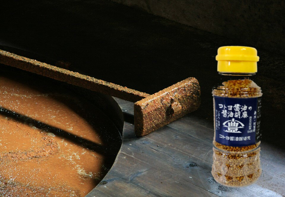【ふるさと納税】 【老舗コトヨ醤油】 コトヨ醤油調味料 200ml×3本 と 醤油胡麻 80gセット 笹神延喜 笹神喜昜 コトヨ和院 濃口本醸造 濃厚 木桶仕込み 長期熟成 万能調味料 職人 手作業 仕込み 醤油 しょうゆ ごま ふりかけ 調味料 サムネイル3