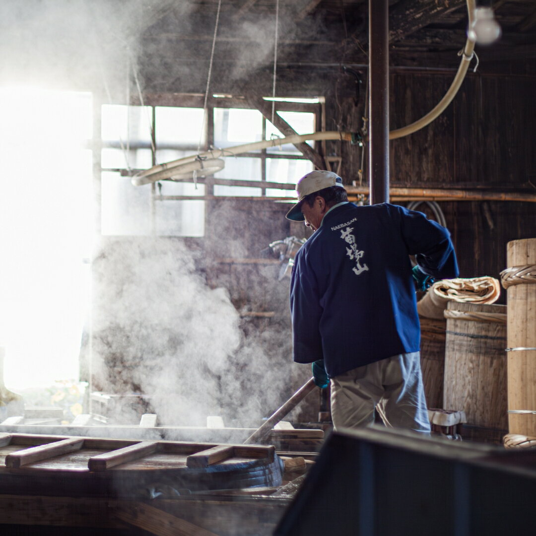 【ふるさと納税】 焼酎 ゆきのまゆ 720ml × 1本 本格焼酎 苗場酒造 新潟 | 四合瓶 お取り寄せ 人気 おすすめ 贈り物 贈答 プレゼント ギフト 父の日 新潟県 津南町 サムネイル2