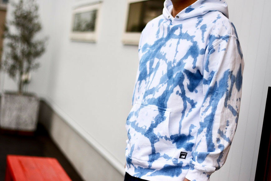 【ふるさと納税】パーカー ASCENSION 藍染め アブストラクト パーカーB 1枚 ファッション 服 男性 メンズ 女性 レディース 　お届け：※寄附申込がお盆・連休前後の場合や寄附申込が集中した場合は、お届けまでお待たせすることがございます。 サムネイル3