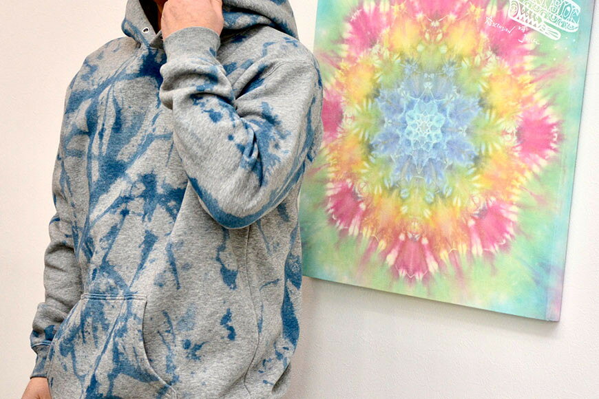 【ふるさと納税】パーカー ASCENSION 藍染め アブストラクト パーカーA 1枚 ファッション 服 男性 メンズ 女性 レディース 　お届け：※寄附申込がお盆・連休前後の場合や寄附申込が集中した場合は、お届けまでお待たせすることがございます。 サムネイル3