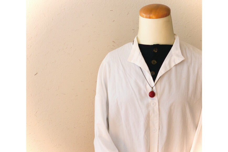 【ふるさと納税】漆玉赤ネックレス「赤と金古美」漆玉 1.8cm & チェーン 55cm [越久米作 富山県 朝日町 34310295] コシノクメサク 漆 漆玉 塗り造形 アクセサリー ネックレス ペンダント 小物 ファッション メール便 サムネイル3