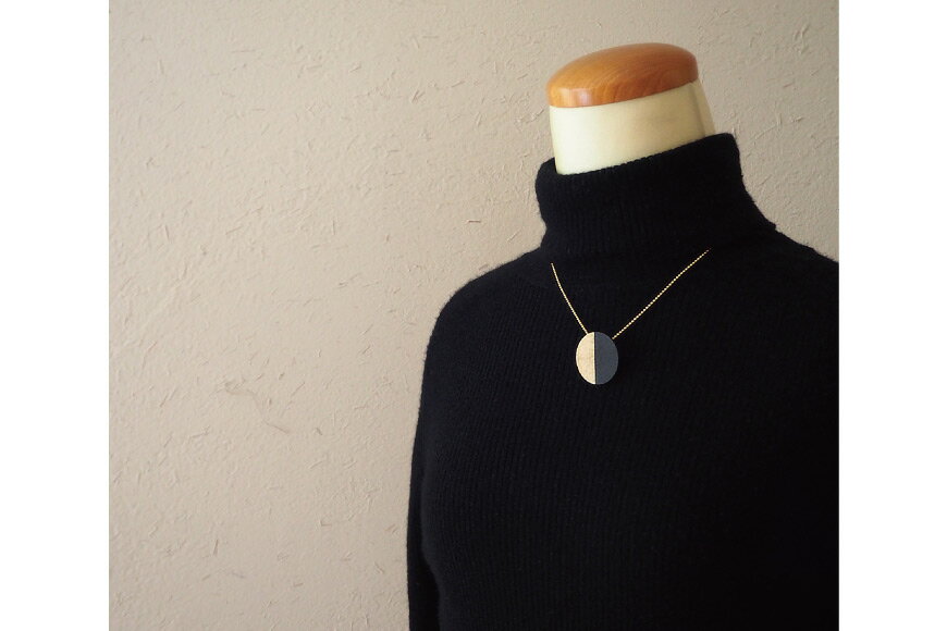 【ふるさと納税】 漆月ネックレス ペンダントトップ直径3cm 厚み2mm & ボールチェーン 45cm [越久米作 富山県 朝日町 34310296] コシノクメサク 漆 漆玉 塗り造形 アクセサリー ネックレス ペンダント 小物 ファッション メール便 サムネイル3