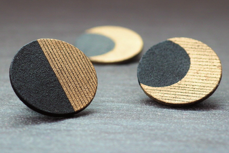 【ふるさと納税】 漆月ブローチ 三日月 1個 [越久米作 富山県 朝日町 34310306] アクセサリー ブローチ コシノクメサク 漆 漆ブローチ 月 月の形 おしゃれ メール便 サムネイル3