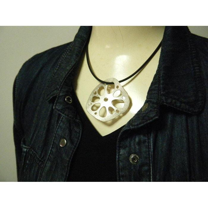 【ふるさと納税】【金工】お野菜チップス「レンコン」ブローチ兼ネックレストップ | アクセサリー ネックレス ファッション 蓮根 伝統 工芸 おしゃれ オシャレ 装飾 水引 贈答 贈り物 ギフト 金沢 石川 サムネイル3