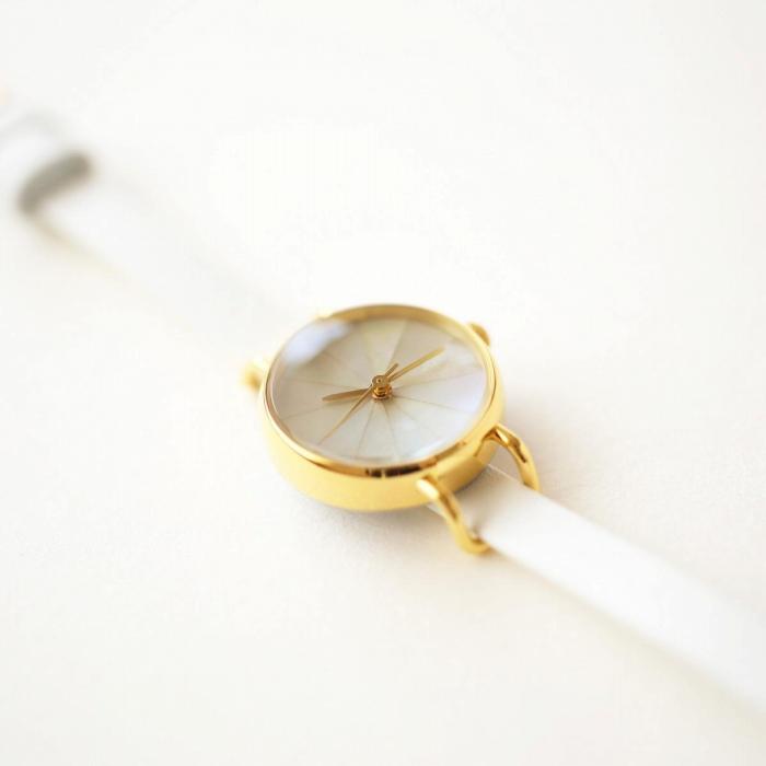 【ふるさと納税】はなもっこ 白蝶貝　レディース | 雑貨 日用品 時計 レディース腕時計 腕時計 レディース おしゃれ プレゼント ギフト 高級 ベルト 交換 軽量 化粧品 時計アクセサリー 防水 人おすすめ 送料無料 サムネイル3