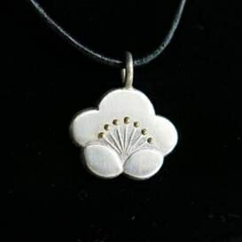 【加賀象嵌】にほひ梅ペンダント・大 | 石川県 金沢市 金沢 土産 ご当地 ふるさと 納税 伝統 工芸 象嵌 工芸品 伝統工芸 伝統工芸品 特産品 名産品 ペンダント 金沢工芸品 伝統的工芸品 おすすめ ご当地おみやげ 石川県金沢市 お取り寄せ お土産 取り寄せ