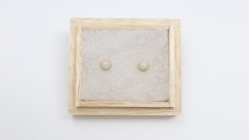 【ふるさと納税】輪島でうまれた うるしのピアス 【 選べるカラー : 白 黄緑 薄緑 水色 薄紫 ピンク 赤 黒】 | アクセサリー 輪島塗 漆塗り 天然漆 伝統工芸 金属アレルギー対応 サージカルステンレス 両耳用 能登 石川県 輪島市 サムネイル2