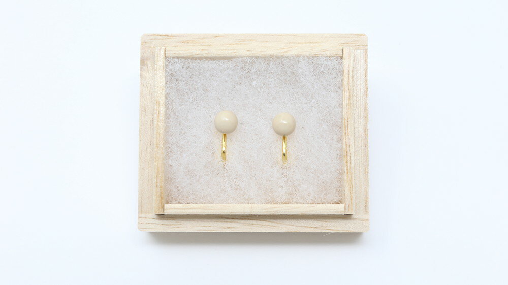 【ふるさと納税】 輪島 でうまれた うるし の イヤリング 【選べるカラー ： 白 黄緑 薄緑 水色 薄紫 ピンク 赤 黒】| アクセサリー 漆塗り 天然漆 伝統工芸 ニッケルフリー 軽量 カジュアル ビジネス ファッション 能登 石川県 輪島市 サムネイル2