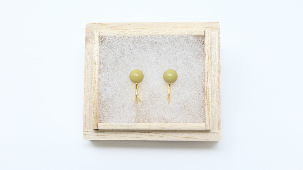 【ふるさと納税】 輪島 でうまれた うるし の イヤリング 【選べるカラー ： 白 黄緑 薄緑 水色 薄紫 ピンク 赤 黒】| アクセサリー 漆塗り 天然漆 伝統工芸 ニッケルフリー 軽量 カジュアル ビジネス ファッション 能登 石川県 輪島市 サムネイル3