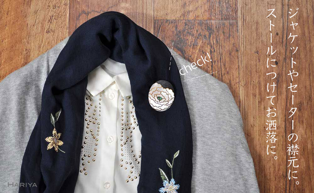 【ふるさと納税】牡丹蒔絵 白蝶貝ブローチ 縦55mm×横45mm 蒔絵 漆 白蝶貝 牡丹 うるしアート ブローチ アクセサリー ギフト 伝統工芸 工芸品 国産 能登半島地震復興支援 F6P-0300 サムネイル2