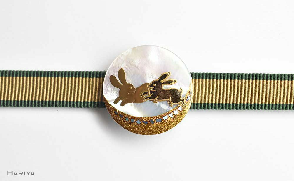 【ふるさと納税】二兎蒔絵 白蝶貝帯留 二兎 うさぎ 兎 白蝶貝 漆塗り 漆 蒔絵 帯留 帯留め アクセサリー 和装 着物 和服 ギフト 伝統工芸 工芸品 国産 うるしアート能登半島地震復興支援 F6P-0334 サムネイル2