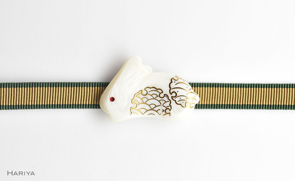 【ふるさと納税】白うさぎ蒔絵 貝帯留 白うさぎ うさぎ 貝 漆塗り 漆 蒔絵 帯留 帯留め アクセサリー 和装 着物 和服 ギフト 伝統工芸 工芸品 国産 うるしアート能登半島地震復興支援 F6P-0745 サムネイル2