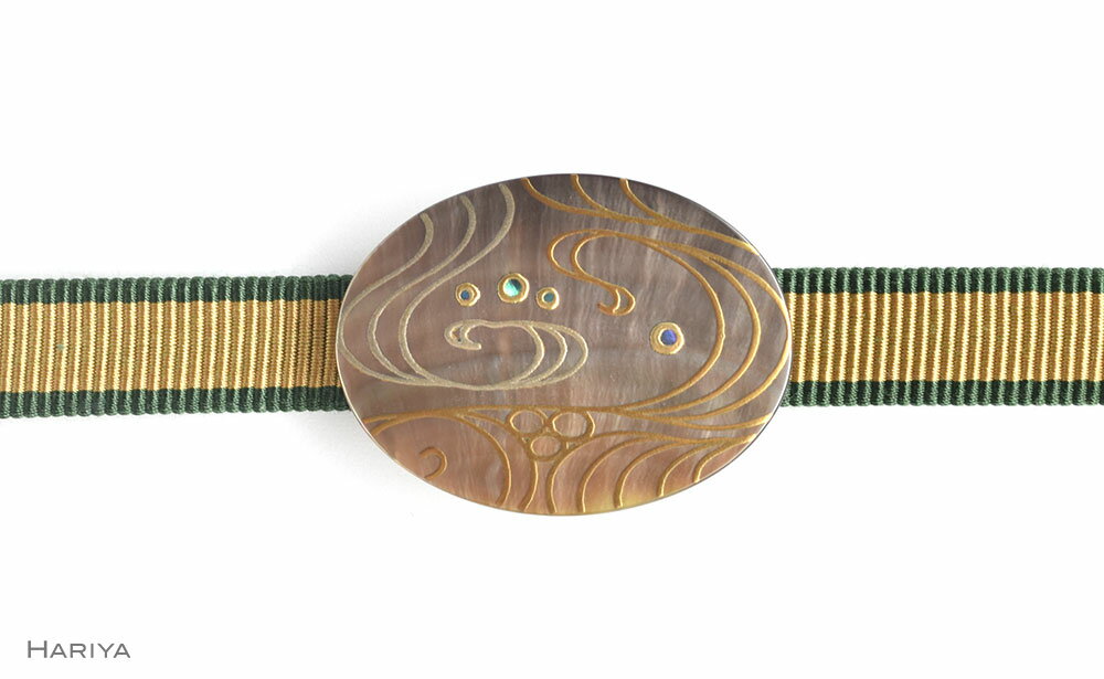 【ふるさと納税】流水蒔絵 黒蝶貝帯留 流水 流水文様 黒蝶貝 漆塗り 漆 蒔絵 帯留 帯留め アクセサリー 和装 着物 和服 ギフト 伝統工芸 工芸品 国産 うるしアート能登半島地震復興支援 F6P-0759 サムネイル2